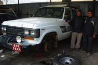 Préparation des véhicules d'assistance, voyage Népal